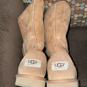 Ugg’s tall chestnut size 4